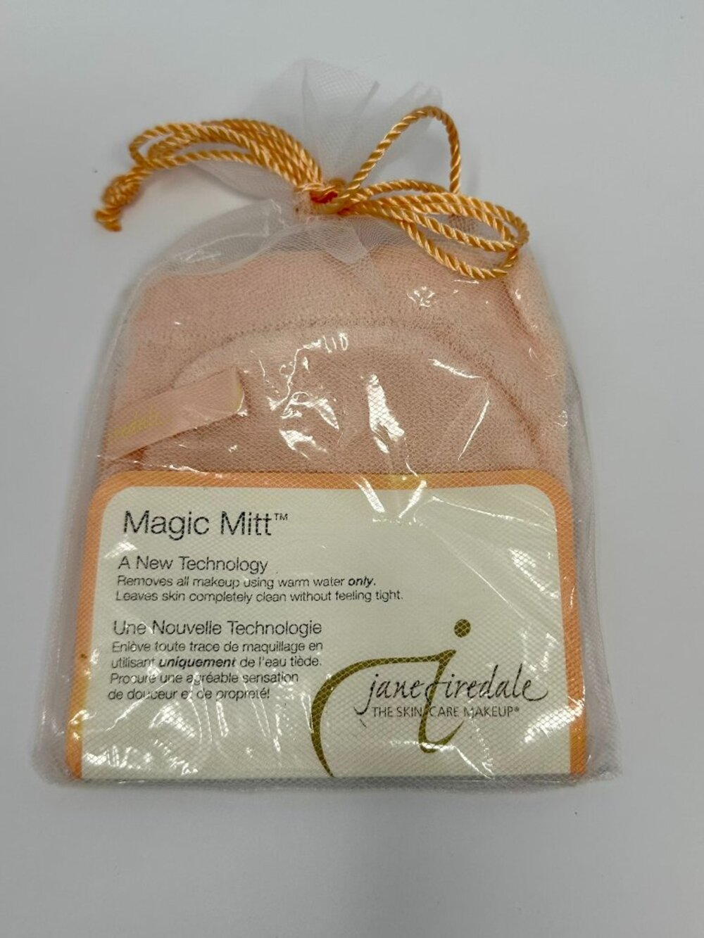 Jane Iredale Magic Mitt Reusable Knitted Microfiber Cloth Gently Removes Makeup